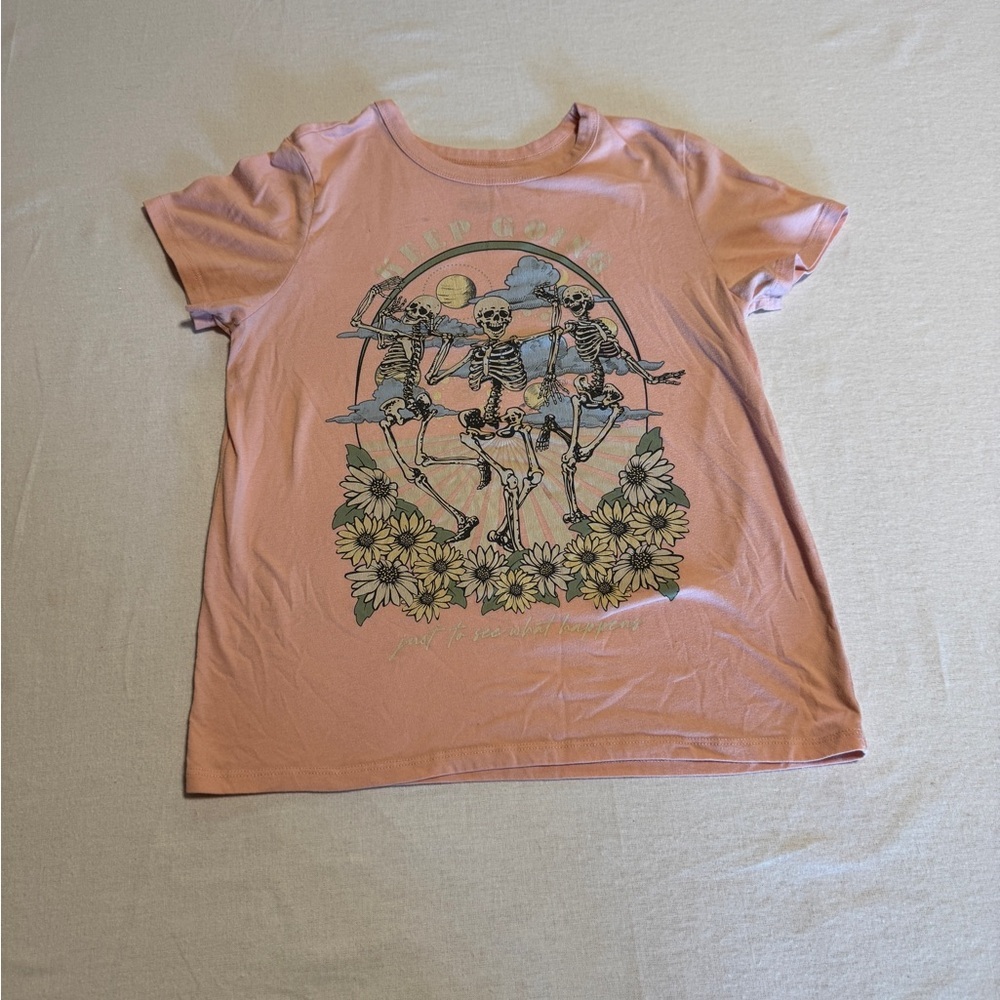 Zoe + Liv Pink Graphic Tee‎ Size Small with Skeltons